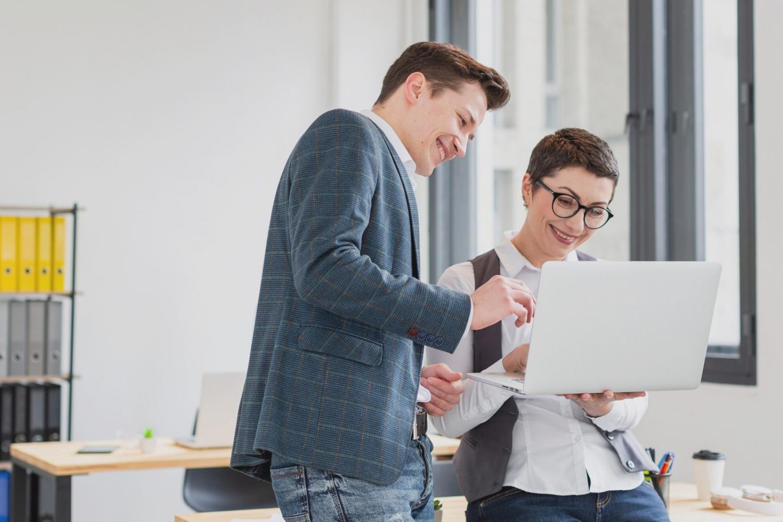 Teilnehmer beim gemeinsamen Lernen und Austausch über Finanzthemen