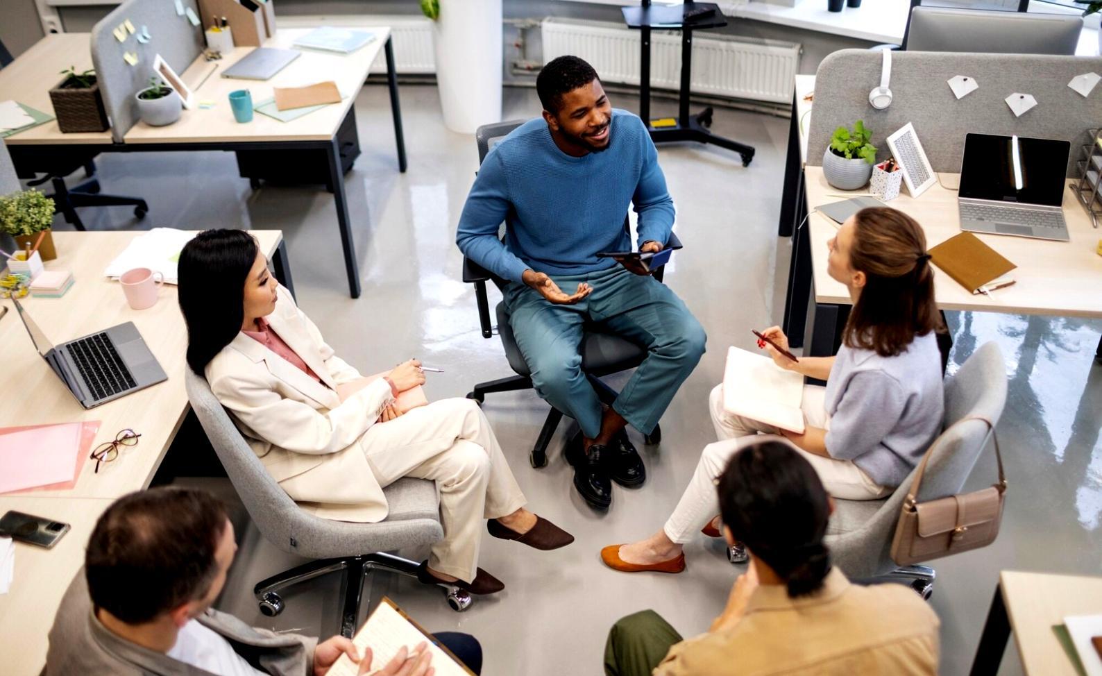 Gemeinsame Diskussion über Finanzstrategien in kleiner Gruppe